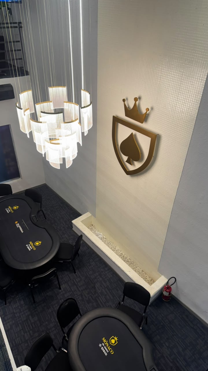Mesas de poker no espaço privativo Home Game do Mônaco