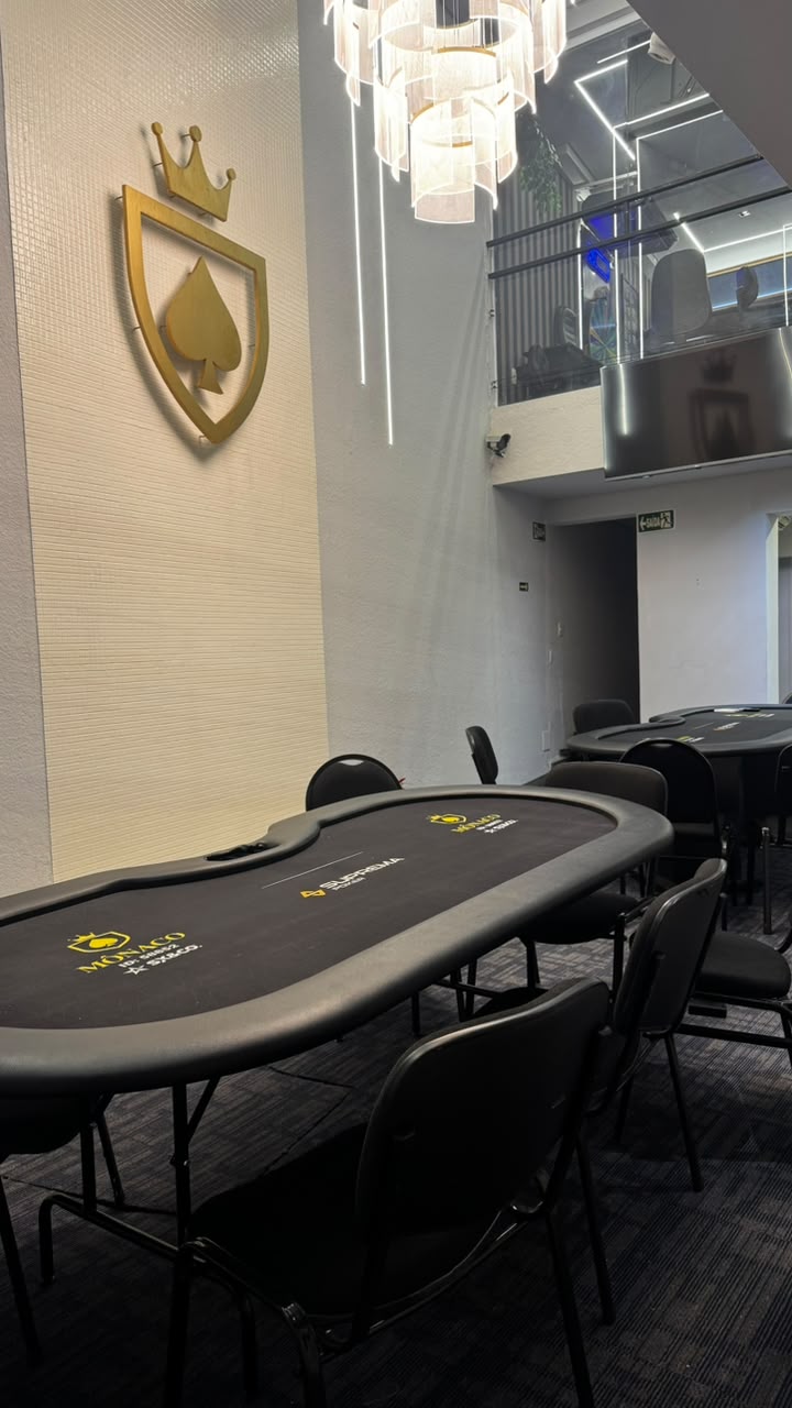 Mesas de poker sob lustre no Home Game do Mônaco