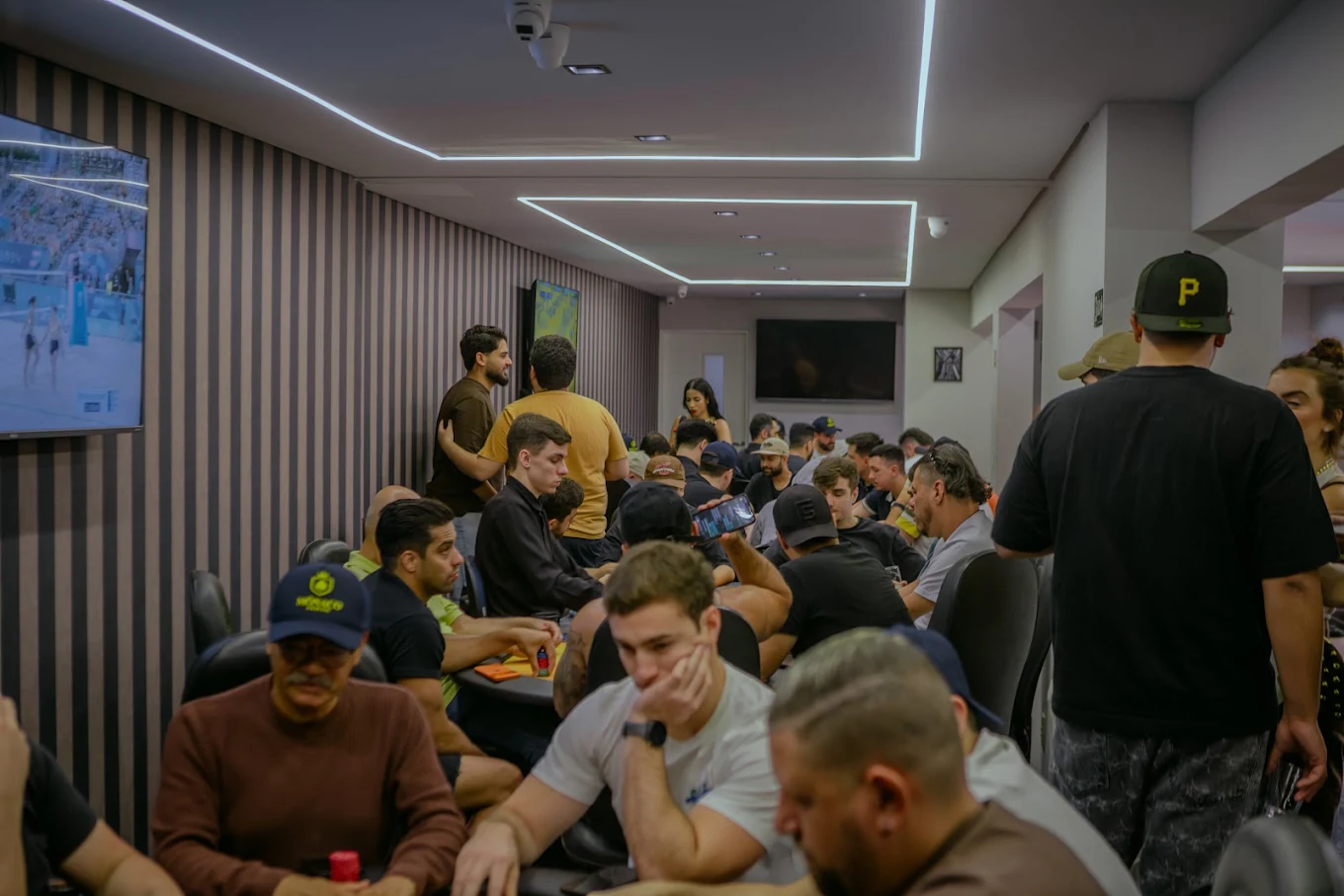 Jogadores reunidos na sala real do Mônaco Poker Bar